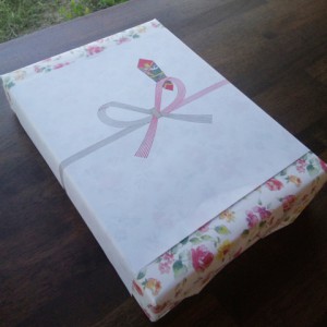 花模様の包装紙とのし紙